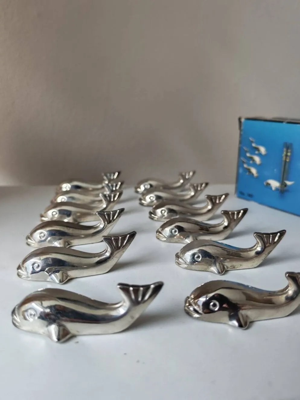12 reposes-couteau en métal argenté baleine