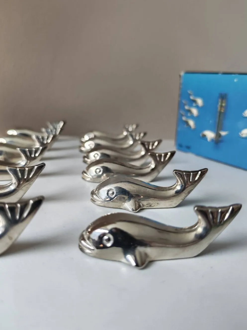 12 reposes-couteau en métal argenté baleine