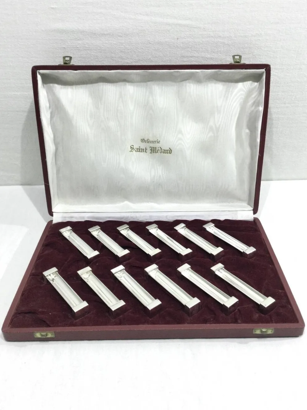Saint Médard – 12 porte couteaux en métal argenté