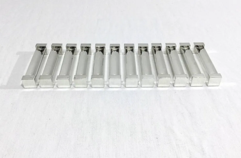 Saint Médard – 12 porte couteaux en métal argenté