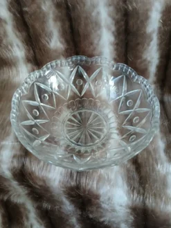 Saladier ancien en verre taillé