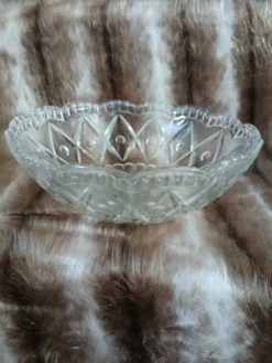 Saladier ancien en verre taillé