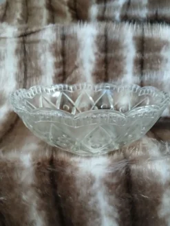 Saladier ancien en verre taillé