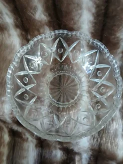 Saladier ancien en verre taillé