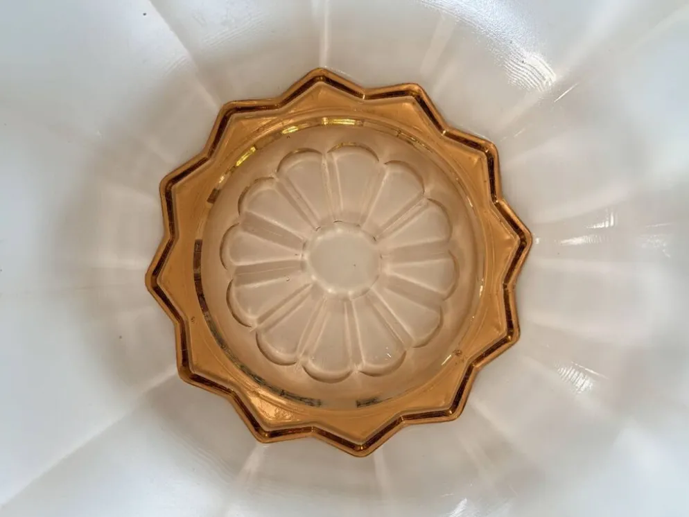 Saladier des années 50 en verre moulé rose poudré