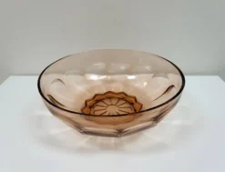 Saladier des années 50 en verre moulé rose poudré