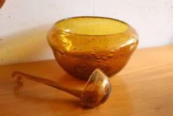 Saladier et louche BIOT verre bullé soufflé ambré vintage