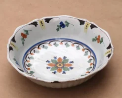 Saladier plat creux en faïence de Nevers XVIIIe