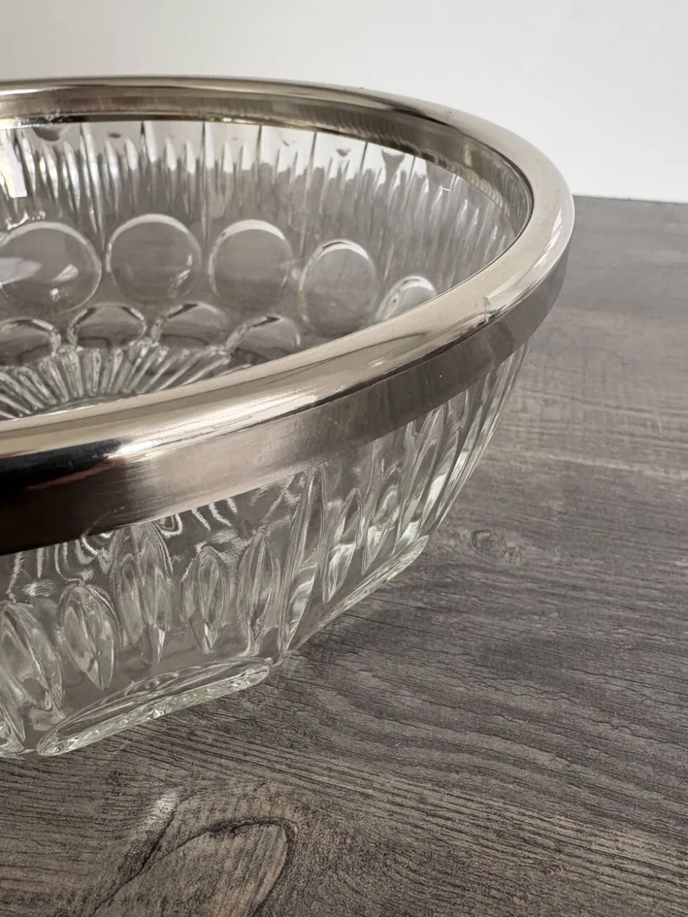 Saladier vintage en cristal moulé et métal argenté
