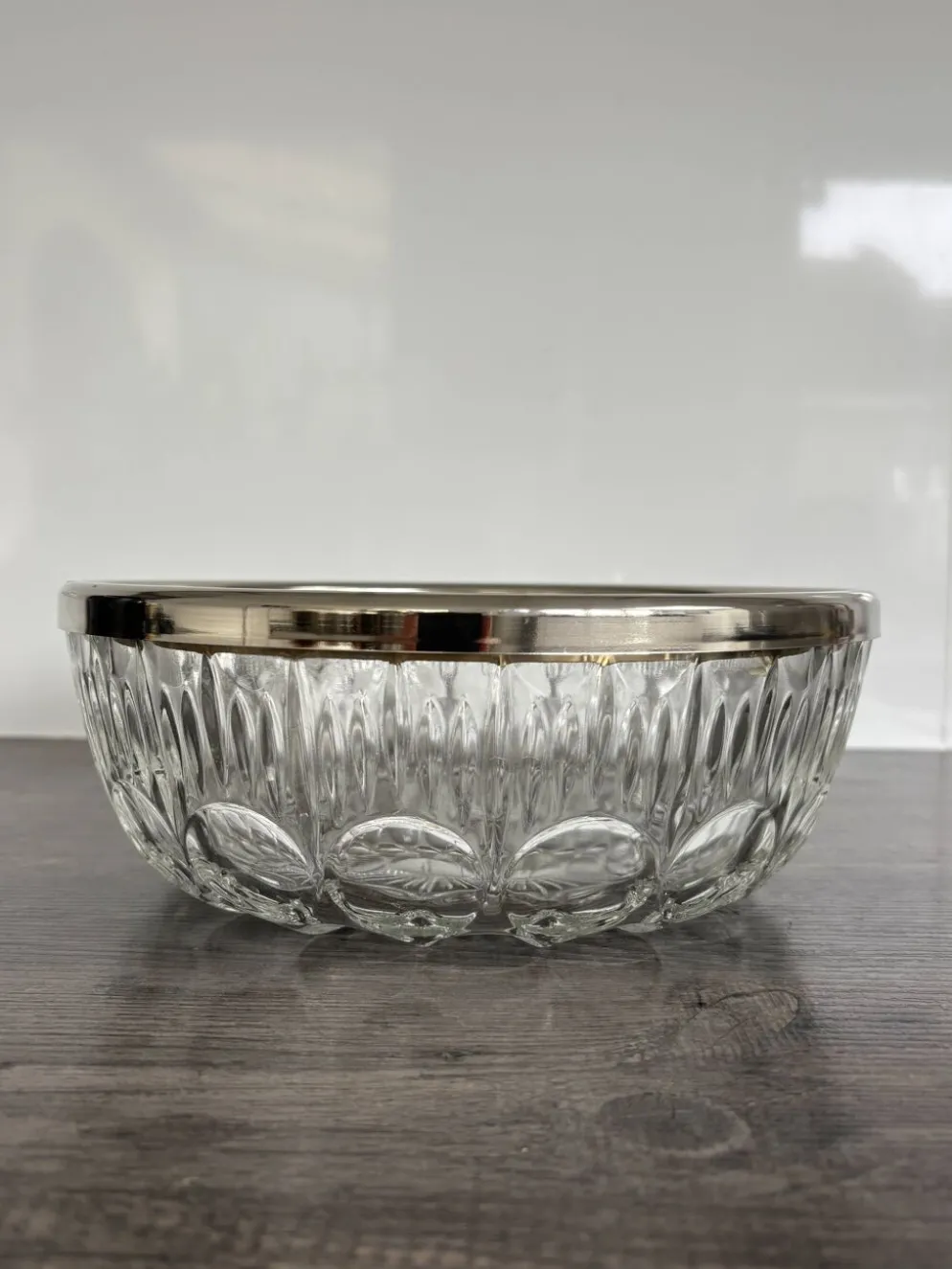 Saladier vintage en cristal moulé et métal argenté