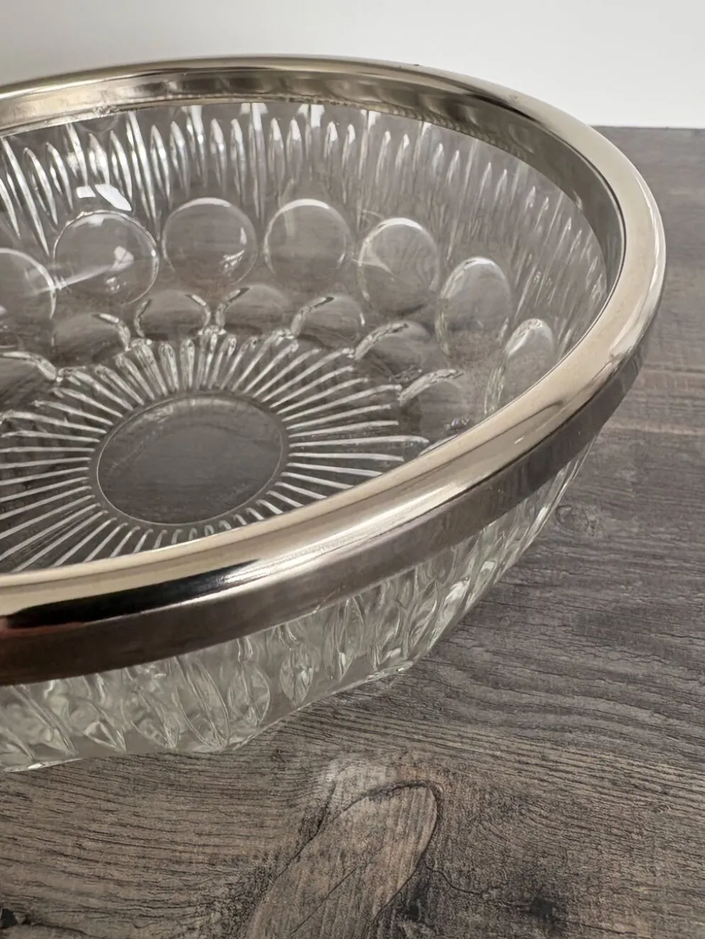 Saladier vintage en cristal moulé et métal argenté