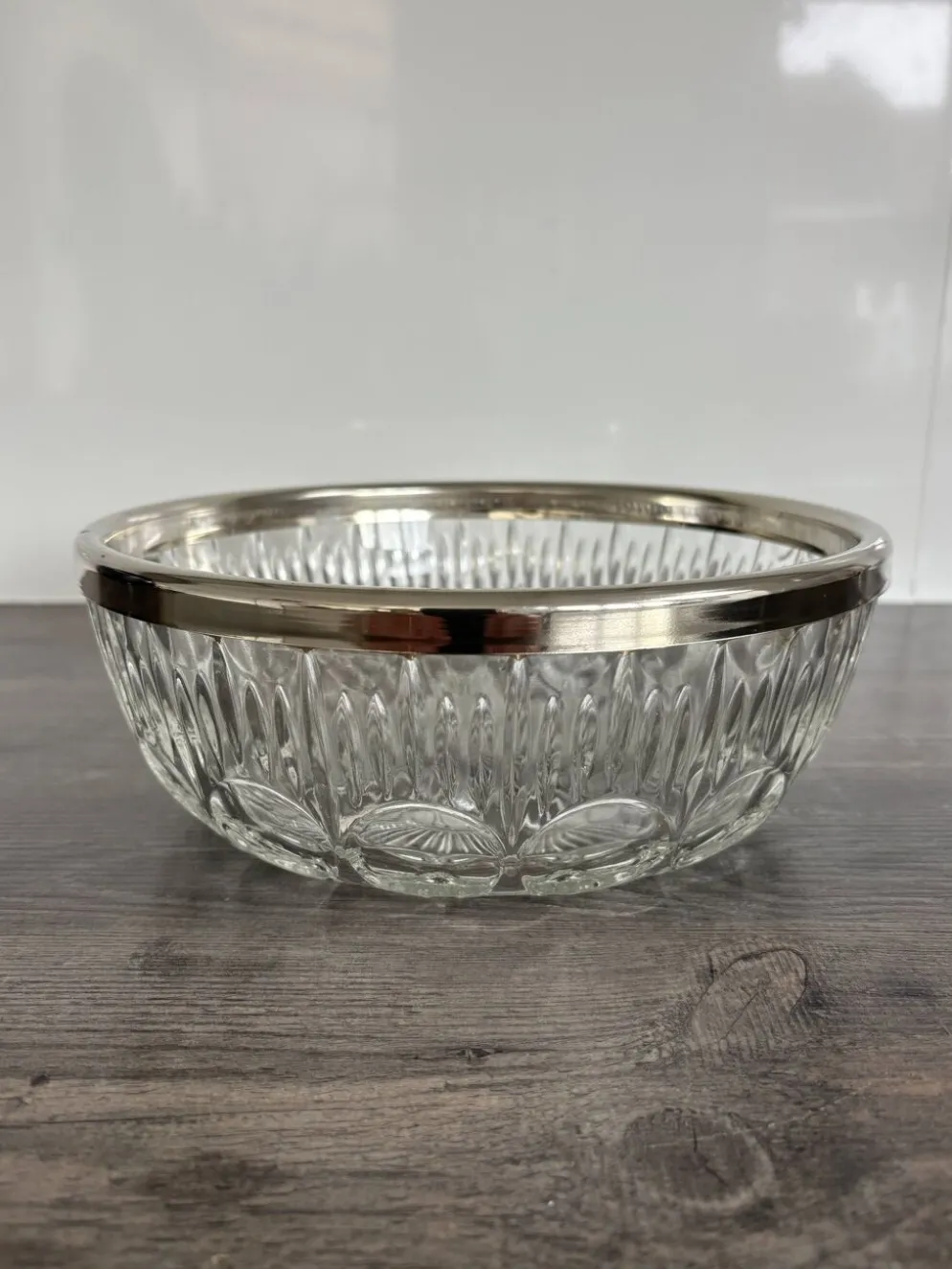 Saladier vintage en cristal moulé et métal argenté