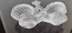 Saleron double forme, poissons entrelacés en verre opaque blanc