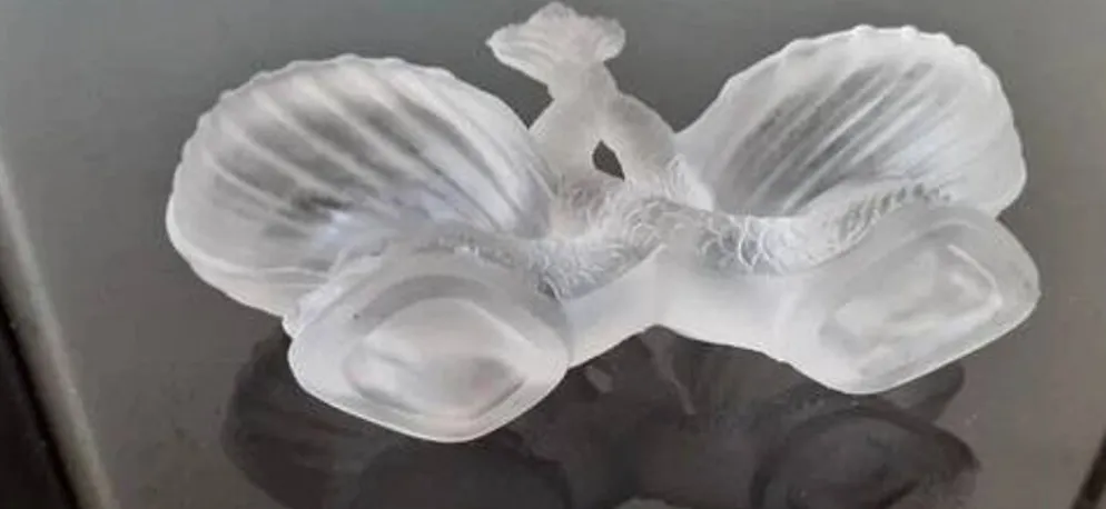 Saleron double forme, poissons entrelacés en verre opaque blanc