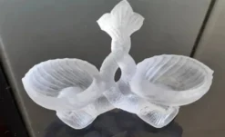 Saleron double forme, poissons entrelacés en verre opaque blanc