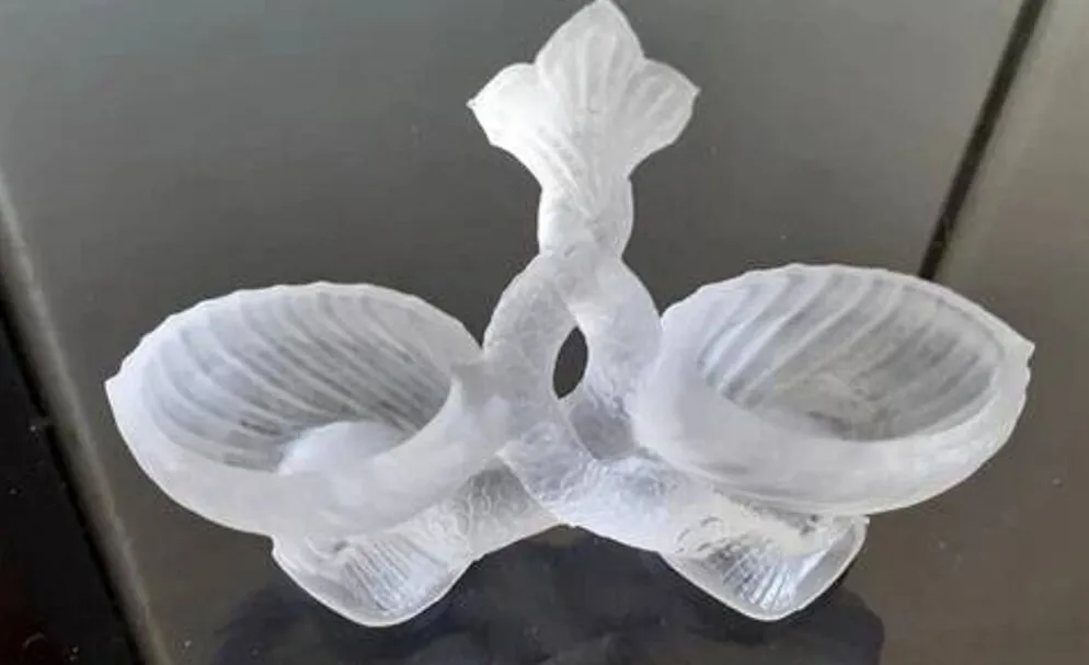 Saleron double forme, poissons entrelacés en verre opaque blanc