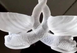 Saleron double forme, poissons entrelacés en verre opaque blanc