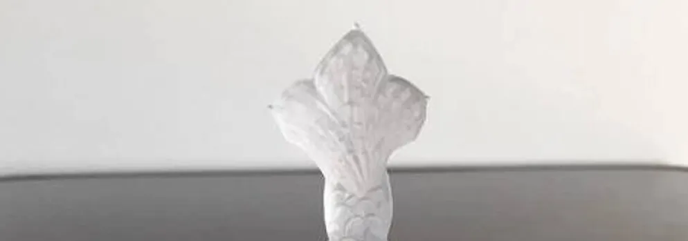 Saleron double forme, poissons entrelacés en verre opaque blanc
