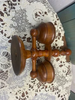 Saleron en bois pivotant ancien