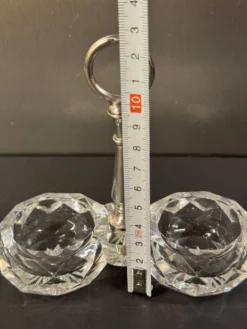 Salière double en cristal taillé signée Baccarat avec monture en métal