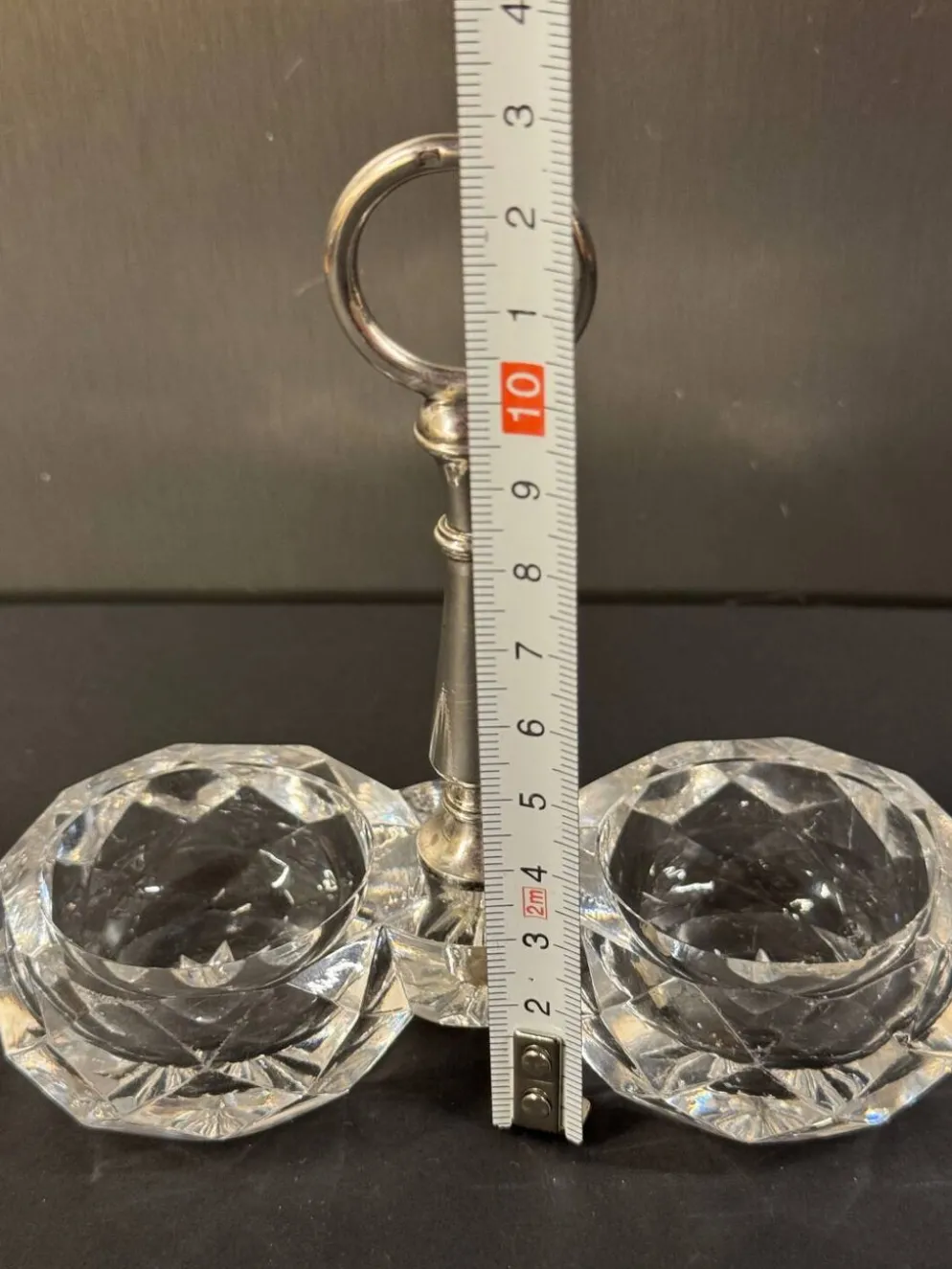 Salière double en cristal taillé signée Baccarat avec monture en métal
