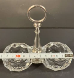Salière double en cristal taillé signée Baccarat avec monture en métal