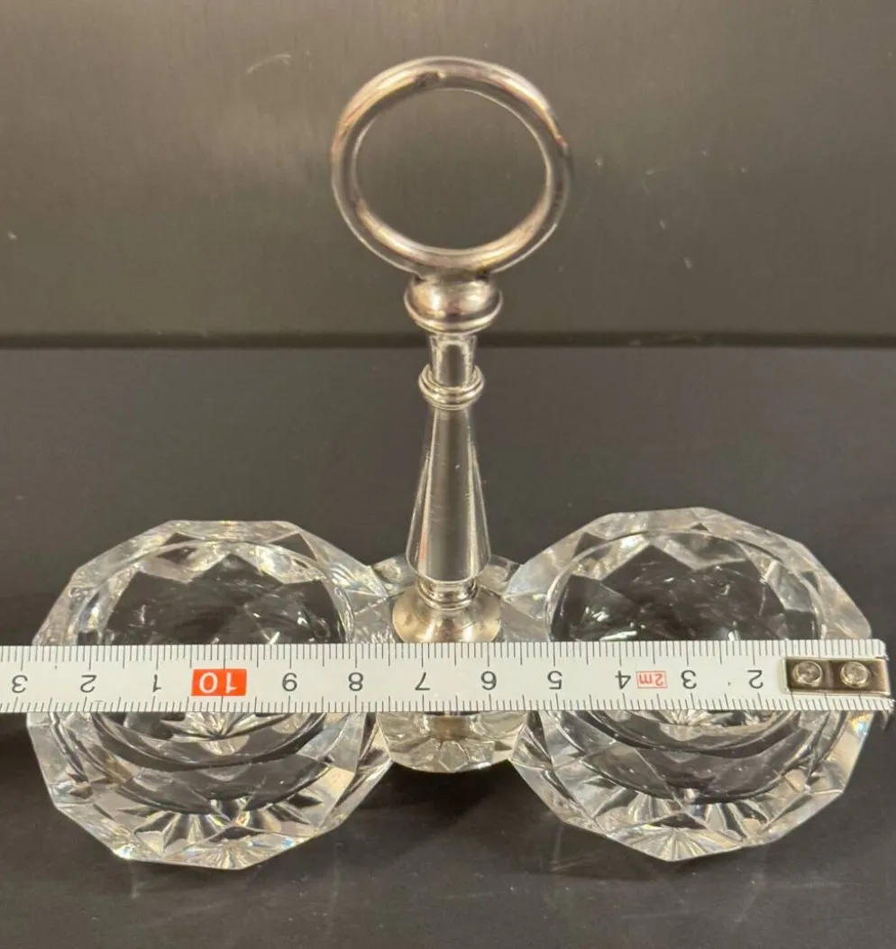 Salière double en cristal taillé signée Baccarat avec monture en métal