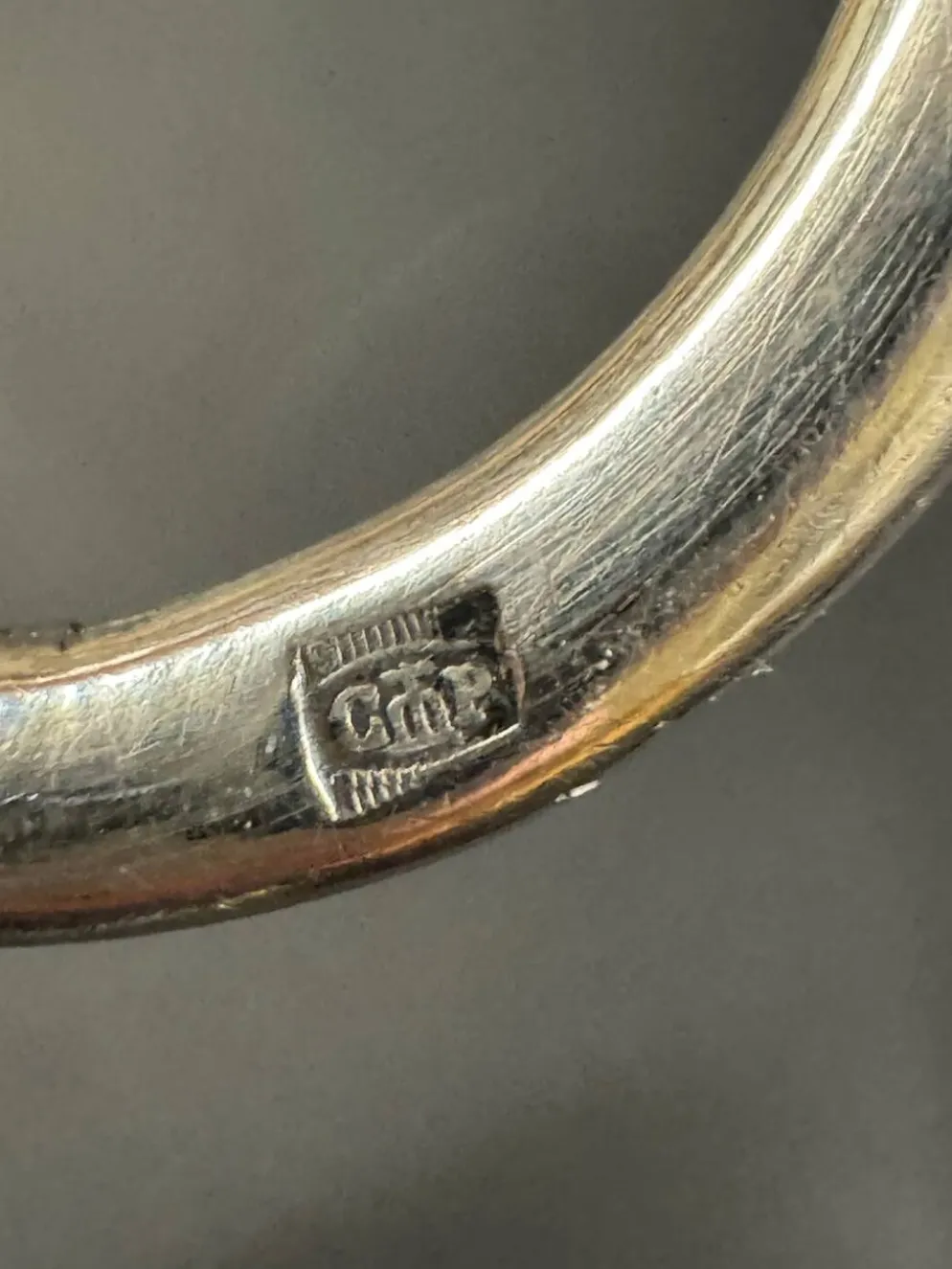 Salière double en cristal taillé signée Baccarat avec monture en métal
