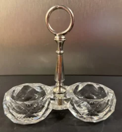 Salière double en cristal taillé signée Baccarat avec monture en métal