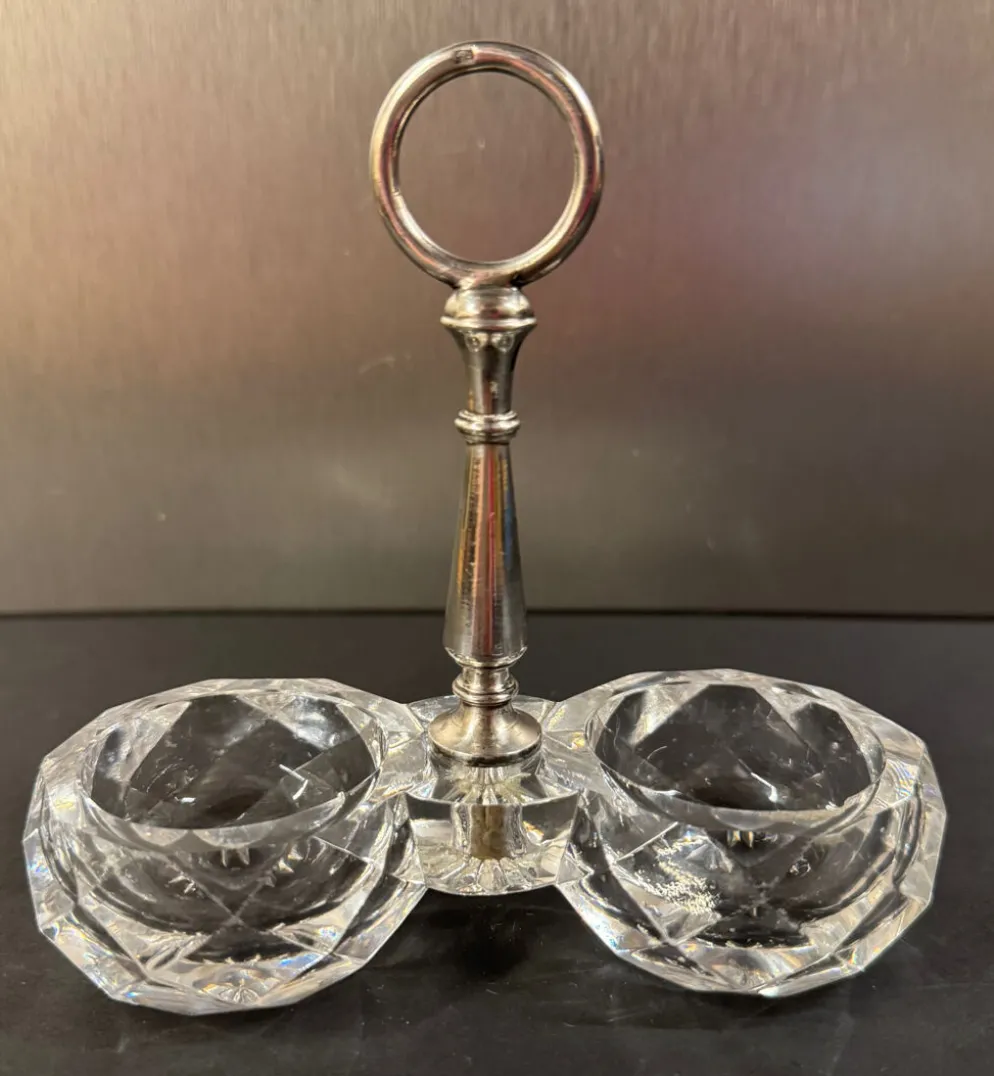 Salière double en cristal taillé signée Baccarat avec monture en métal