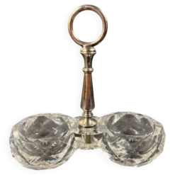 Salière double en cristal taillé signée Baccarat avec monture en métal