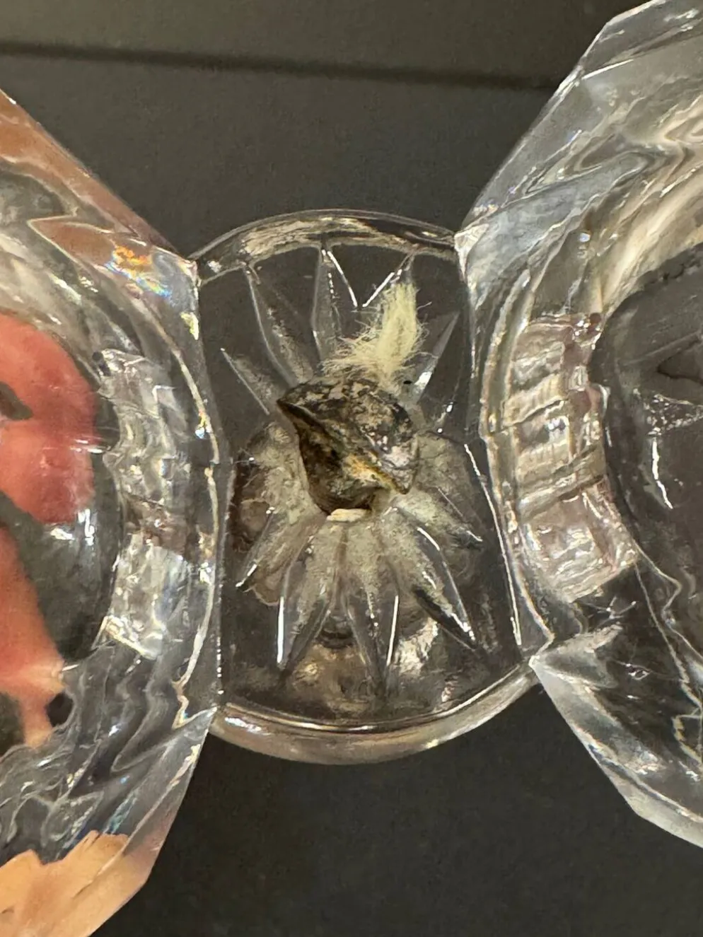 Salière double en cristal taillé signée Baccarat avec monture en métal