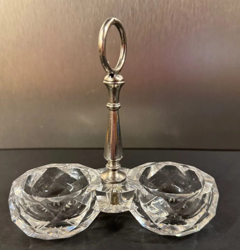 Salière double en cristal taillé signée Baccarat avec monture en métal