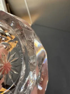 Salière double en cristal taillé signée Baccarat avec monture en métal