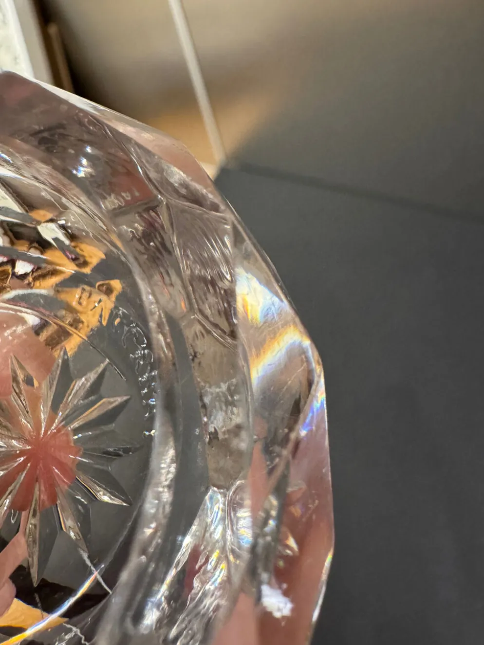 Salière double en cristal taillé signée Baccarat avec monture en métal