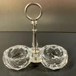 Salière double en cristal taillé signée Baccarat avec monture en métal