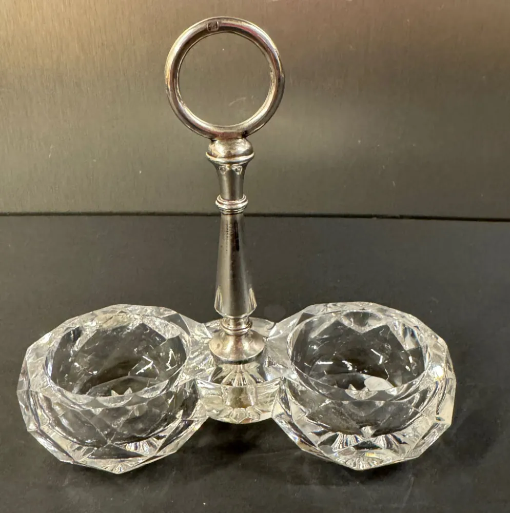 Salière double en cristal taillé signée Baccarat avec monture en métal