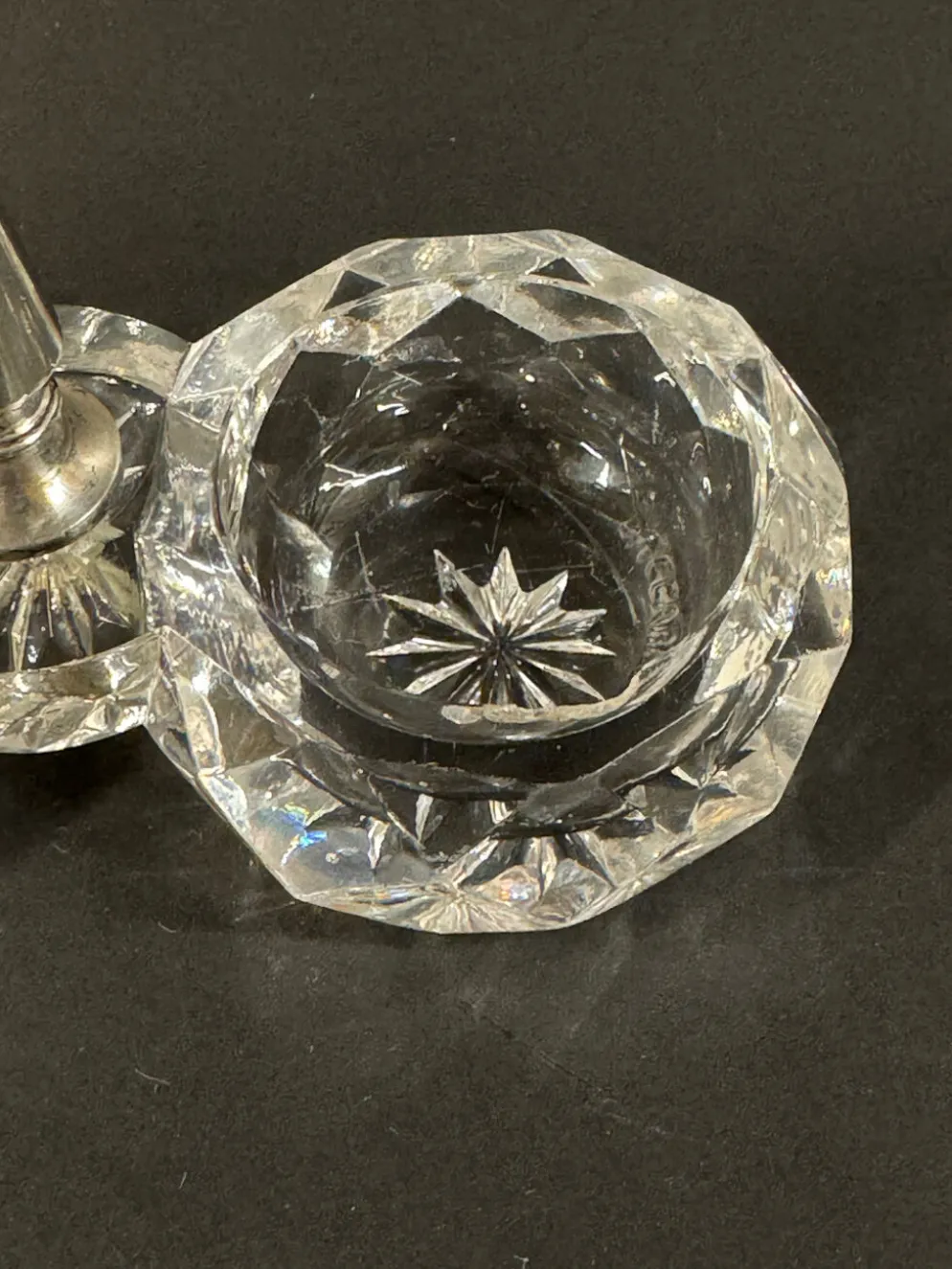Salière double en cristal taillé signée Baccarat avec monture en métal