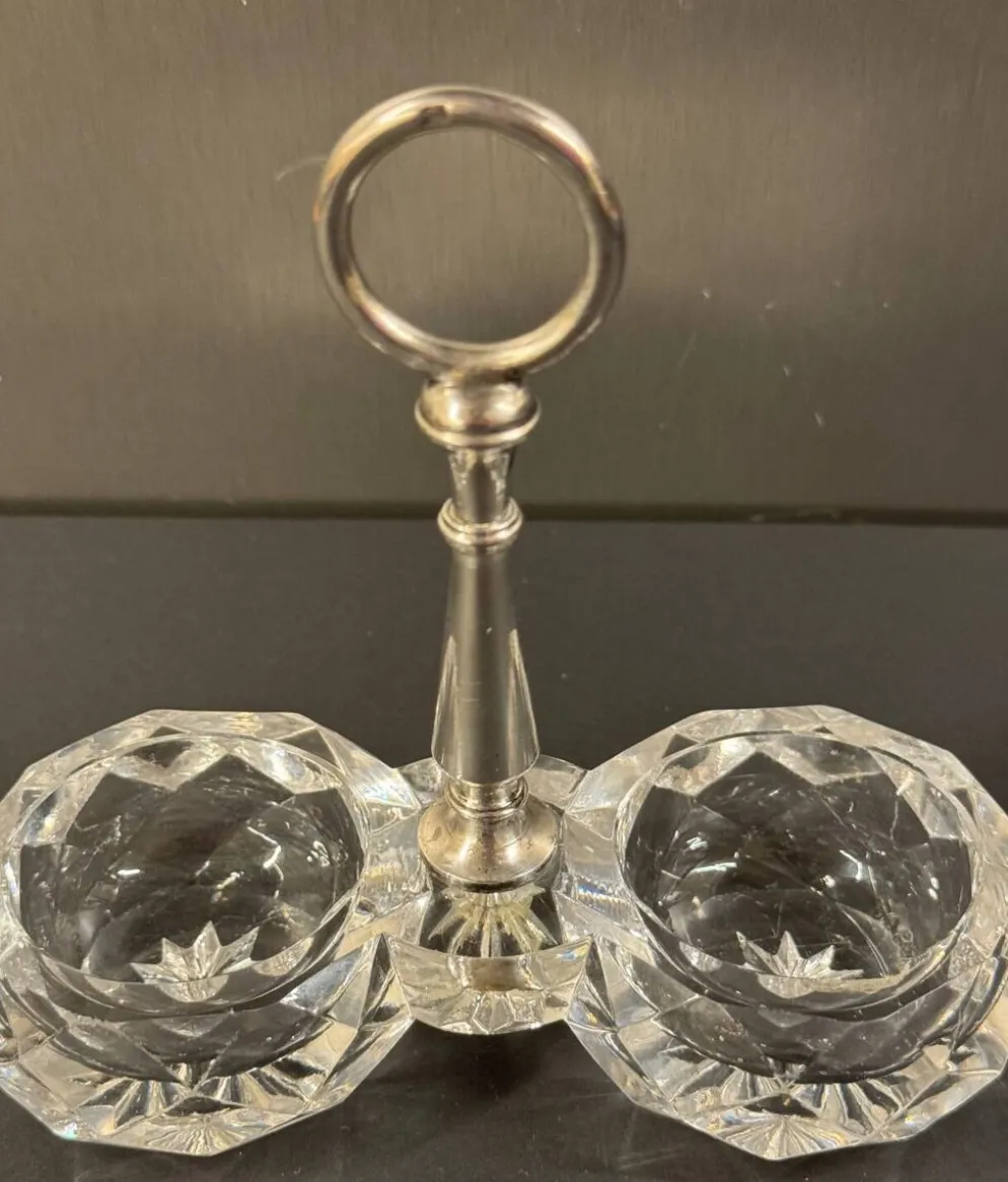 Salière double en cristal taillé signée Baccarat avec monture en métal