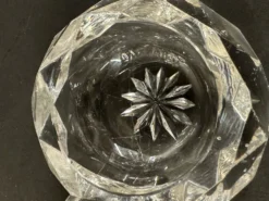 Salière double en cristal taillé signée Baccarat avec monture en métal