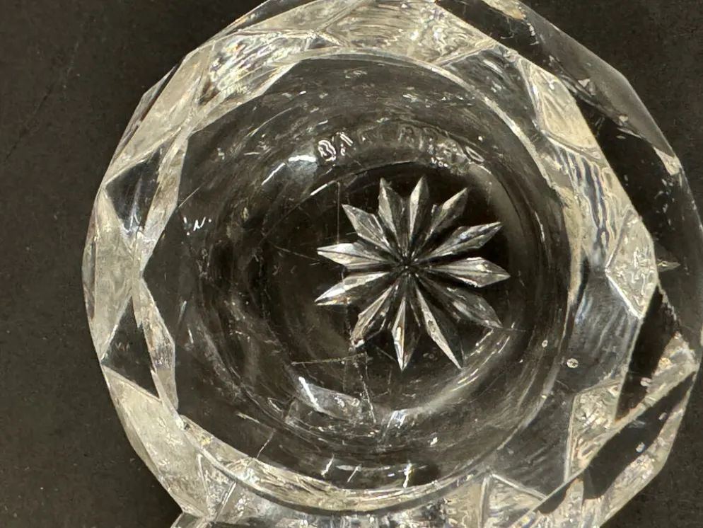 Salière double en cristal taillé signée Baccarat avec monture en métal