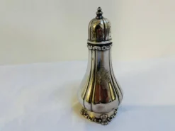 Salière en argent sterling floral par Tiffany & Co., années 1950