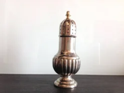 Salière en métal argenté, années 60-70