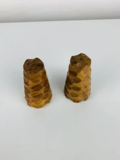 Salière et poivrier en bois d'olivier goujé vintage