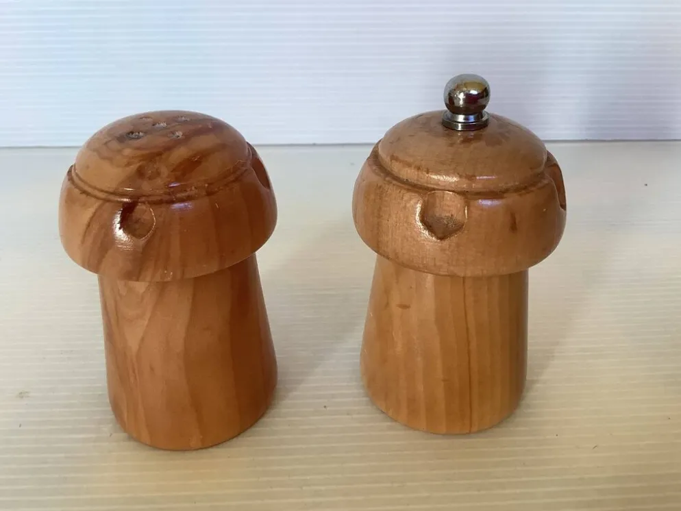Salière et poivrier en bois figurant un bouchon de champagne
