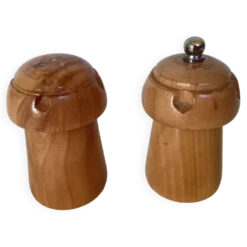 Salière et poivrier en bois figurant un bouchon de champagne