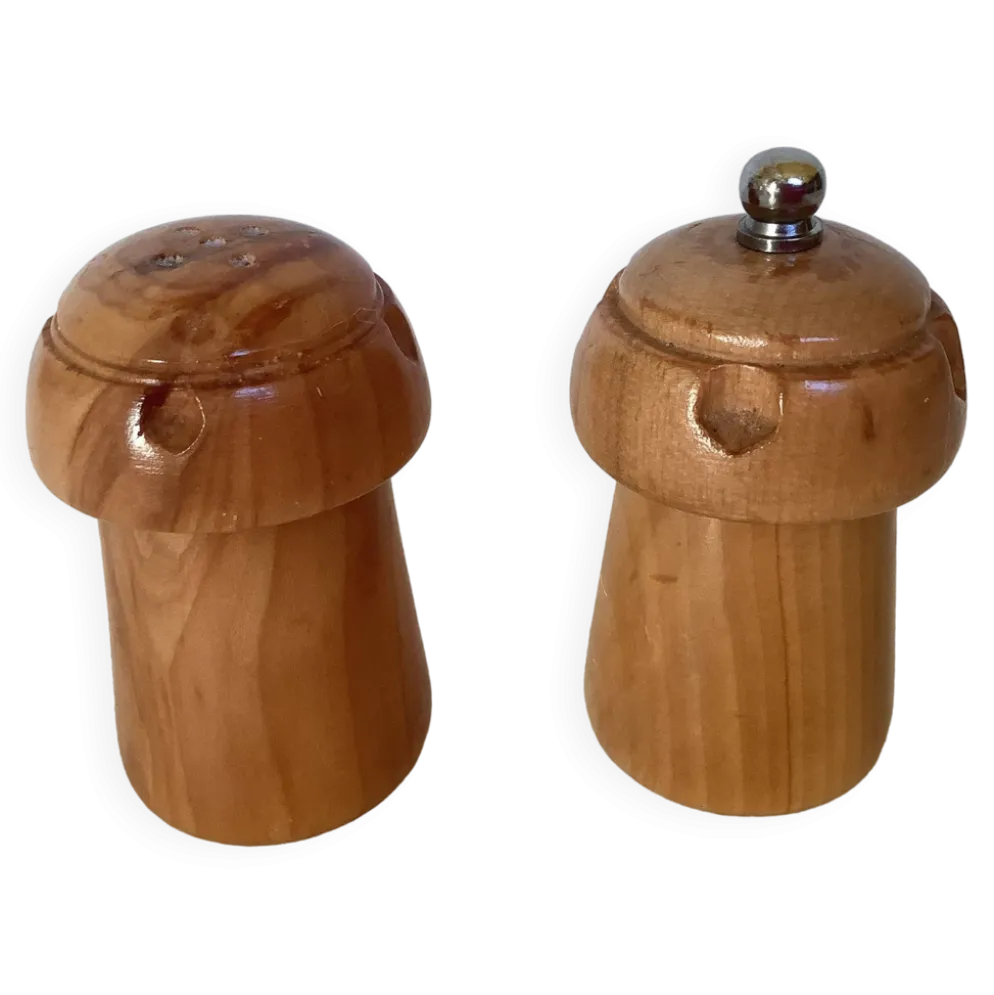 Salière et poivrier en bois figurant un bouchon de champagne