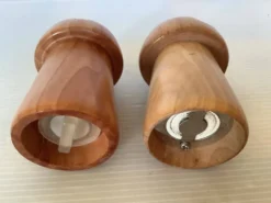 Salière et poivrier en bois figurant un bouchon de champagne