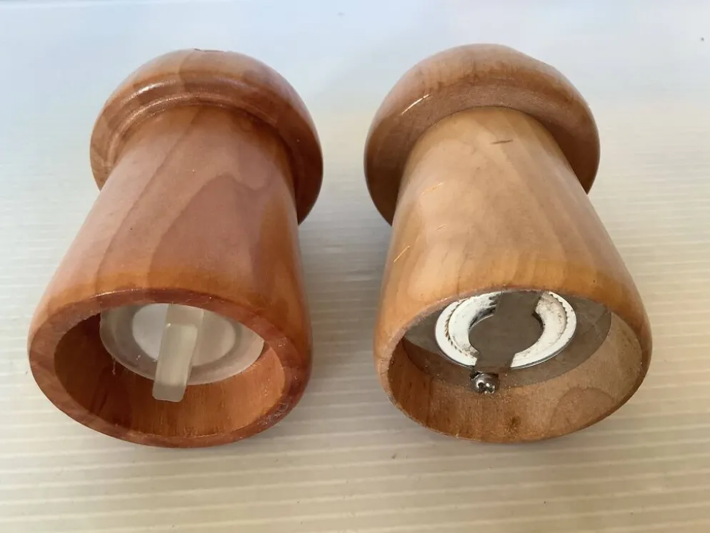 Salière et poivrier en bois figurant un bouchon de champagne