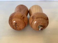Salière et poivrier en bois figurant un bouchon de champagne
